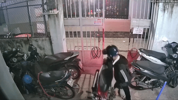 Nhóm trộm bẻ khóa nhiều xe máy ở TP.HCM - Pháp luật