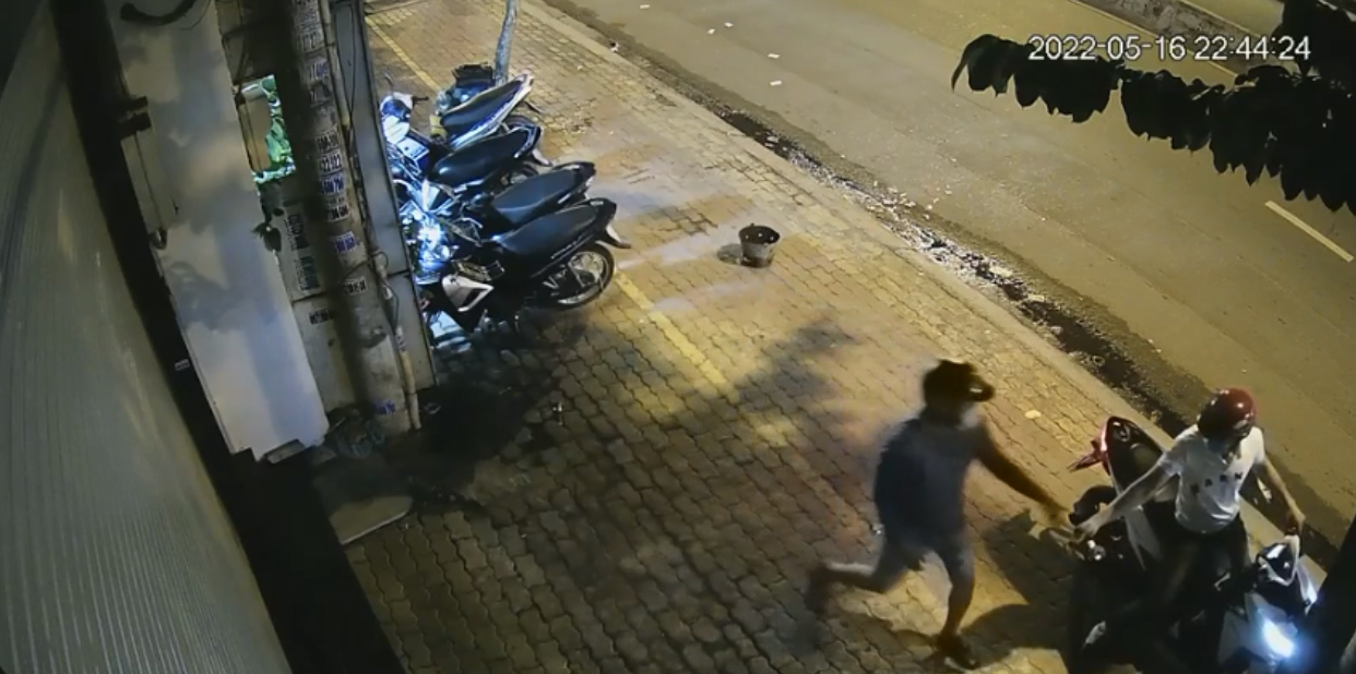 TP.HCM: Xe máy khóa cổ, xích bánh vẫn bị trộm lấy đi trong 40 giây - Pháp luật - Việt Giải Trí