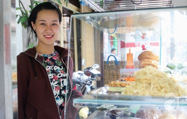 Cô nàng công sở đi bán bánh mỳ vỉa hè: Chẳng ngại ngùng gì