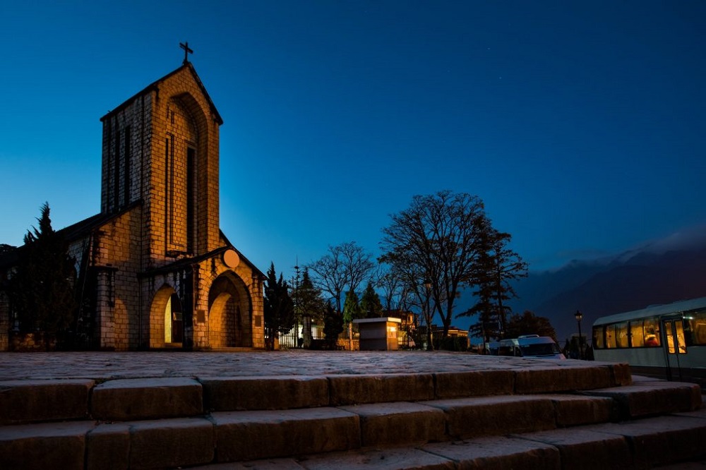 Du lịch Sapa nhà thờ đá là địa điểm check in yêu thích của du khách