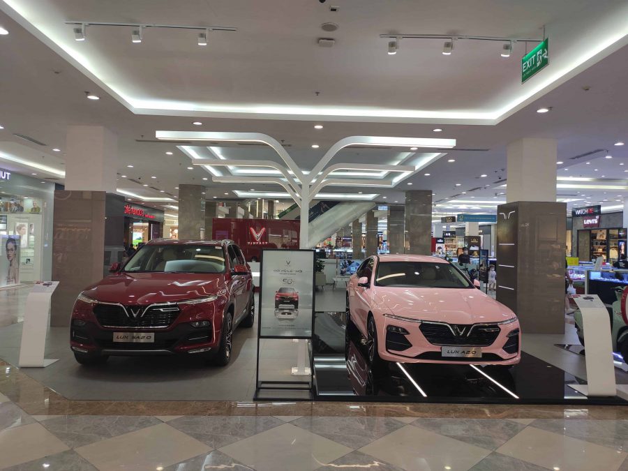 Showroom VInFast Sài Gòn Trưng bày xe VinFast Lux SA2.0 màu đỏ và xe VinFast Lux A2.0 màu hồng
