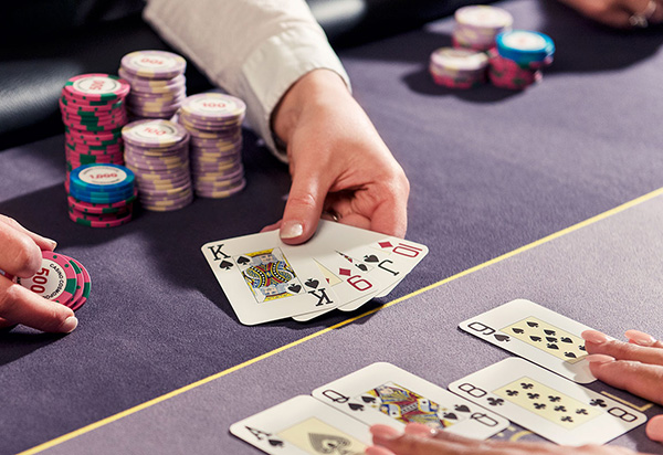 Lợi ích của vị trí trong bàn poker là gì?