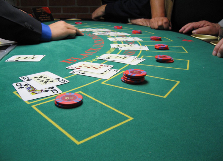 Cách chơi blackjack: Bí quyết từ chuyên gia để luôn thắng lớn!