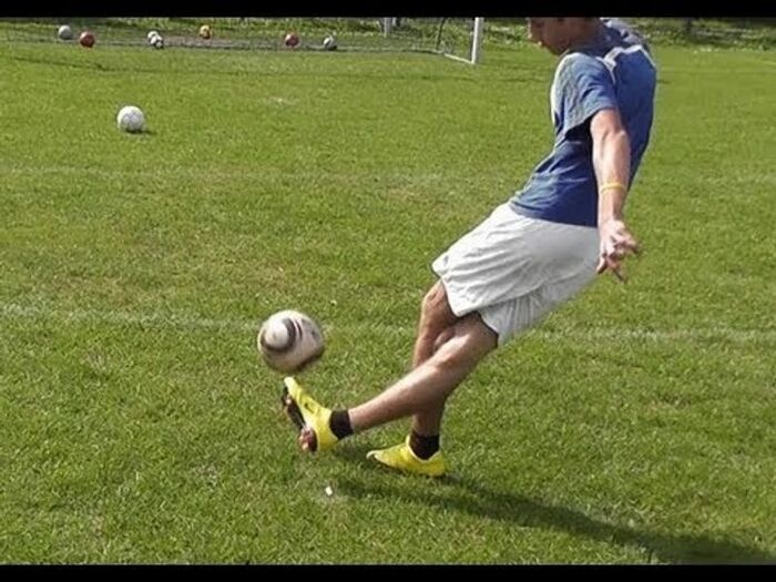 Kỹ Thuật Rabona Chéo Chân Và Những điều Cần Biết